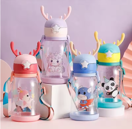 Garrafa de água infantil com canudo e alças